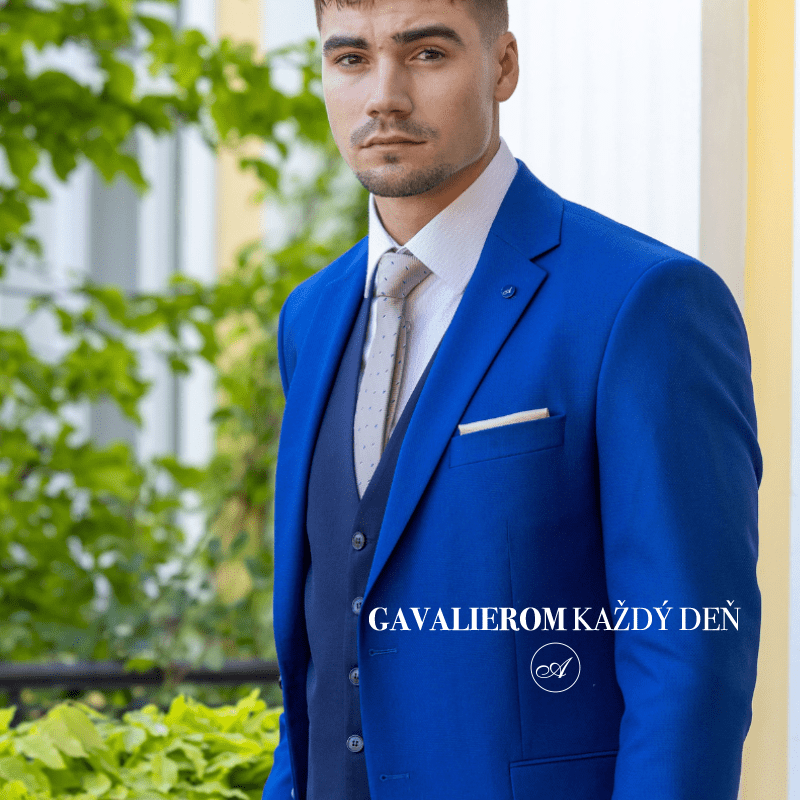 Elegantne oblečený muž v modrom obleku s vestou a kravatou stojí vonku pred budovou. Na obrázku je text: Gavalierom každý deň.